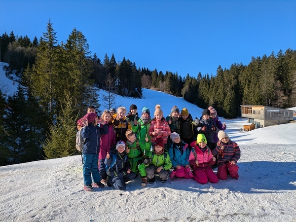 Die Klasse 2a beim Schlittenfahren