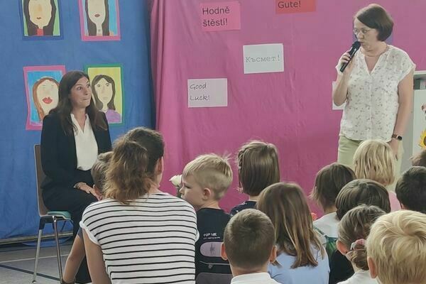 Frau Nestler berbrachte die Glckwnsche des Kollegiums und fhrte durch das Programm